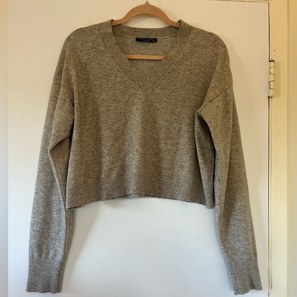 Sweaters - Cropped cream V-neck sweater